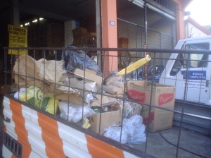 Kombi da Rodas Santa Rita carregada com lixo reciclável, pronto para ser entregue a prefeitura.